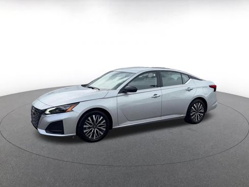 Used 2025 Nissan Altima 2.5 SV FWD image 7