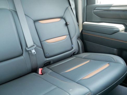 Used 2024 GMC Sierra 2500 AT4 w/ Technology Package AWD/4WD image 14