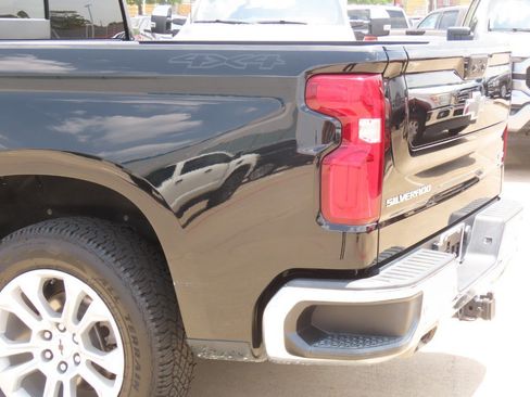 Used 2022 Chevrolet Silverado 1500 LTZ AWD/4WD image 15