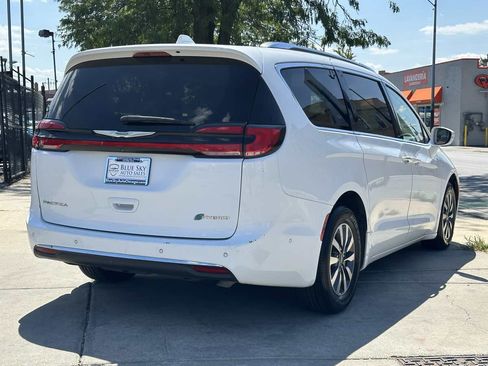 Used 2021 Chrysler Pacifica Touring-L FWD image 5