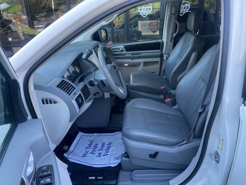 Used 2010 Dodge Grand Caravan SXT image 9