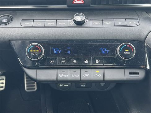 Certified 2025 Hyundai Elantra SEL image 15