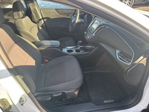 Used 2018 Chevrolet Malibu LT image 12