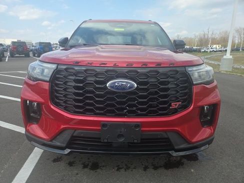 Used 2025 Ford Explorer ST image 3