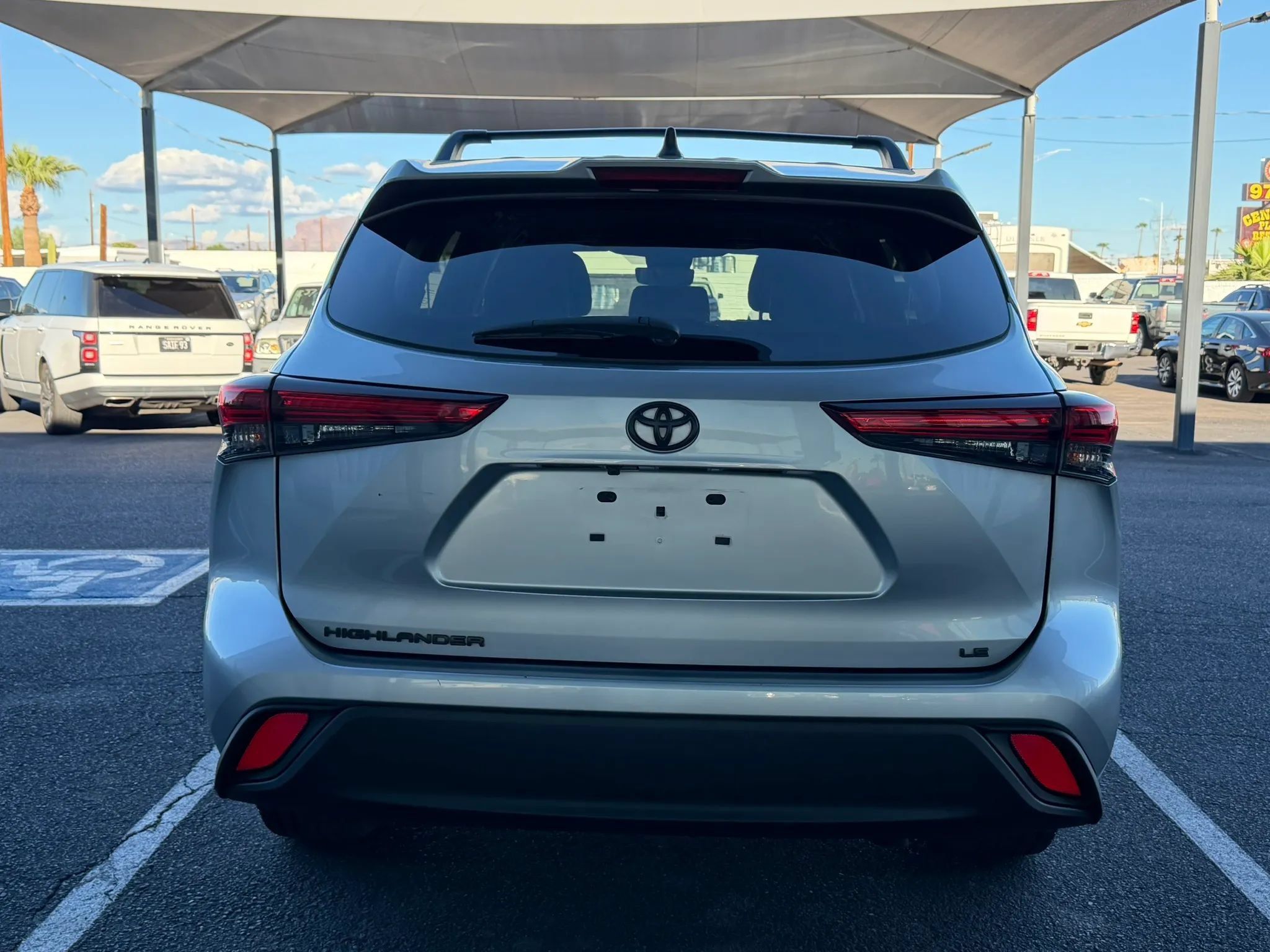 Used 2023 Toyota Highlander LE FWD image 8