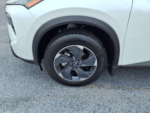 Used 2024 Nissan Rogue SV FWD image 9