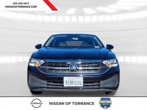 Used 2023 Volkswagen Jetta SE w/ Panoramic Sunroof Package FWD image 2