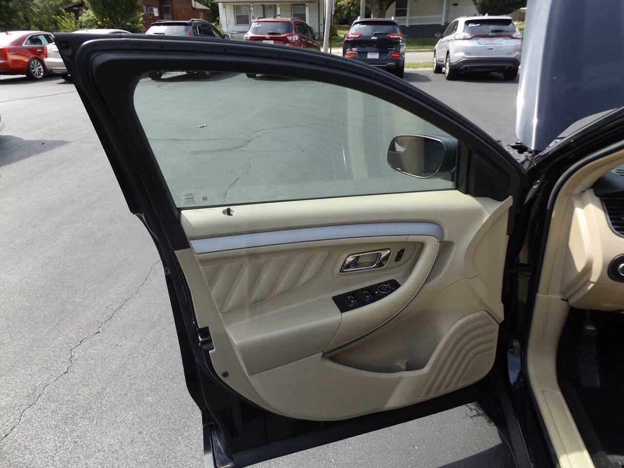 Used 2017 Ford Taurus SE FWD image 18