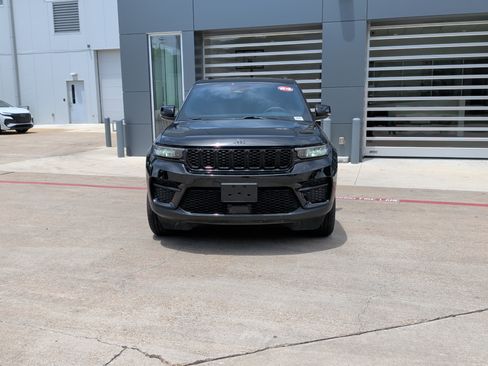 Used 2024 Jeep Grand Cherokee Altitude RWD image 3