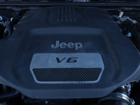 Used 2015 Jeep Wrangler Unlimited Sport w/ Connectivity Group image 39