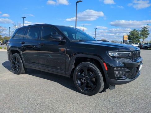 Used 2023 Jeep Grand Cherokee Altitude image 2