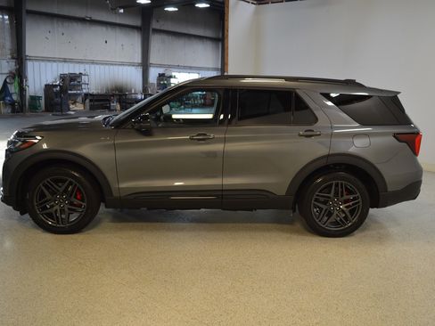 Used 2025 Ford Explorer ST-Line w/ ST-Line Street Pack AWD/4WD image 6
