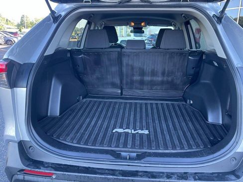 Used 2021 Toyota RAV4 LE FWD image 11