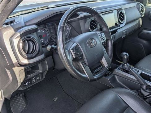 Used 2018 Toyota Tacoma TRD Off-Road w/ Technology Package AWD/4WD image 10