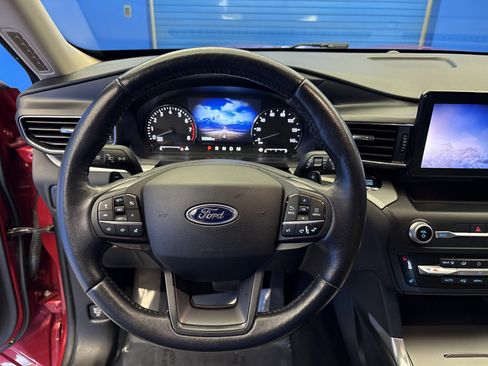Used 2020 Ford Explorer XLT w/ Equipment Group 202A AWD/4WD image 14