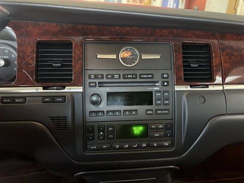 Used 2009 Lincoln Town Car Signature Limited image 14