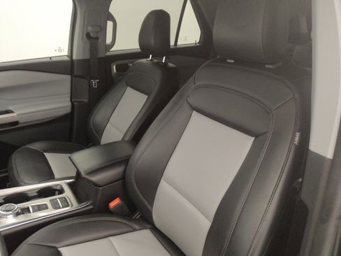 Used 2024 Ford Explorer XLT w/ Equipment Group 202A RWD image 17