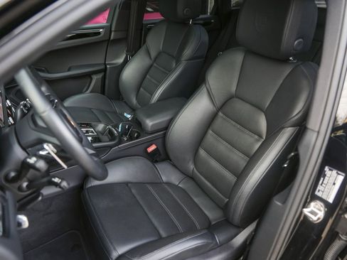 Certified 2025 Porsche Macan AWD/4WD image 5