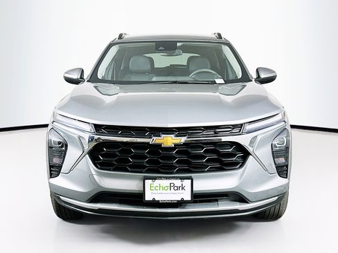 Used 2025 Chevrolet Trax LT image 2