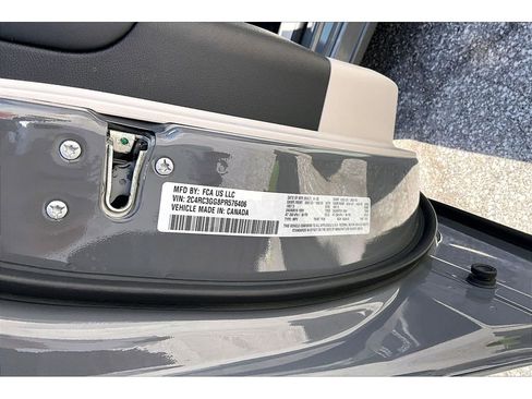 Certified 2023 Chrysler Pacifica Limited AWD/4WD image 39