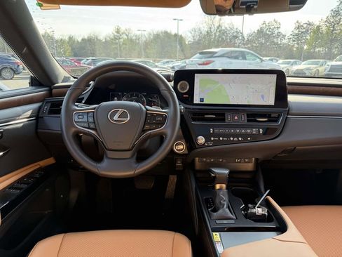 Used 2024 Lexus ES 250 w/ Premium Package image 8