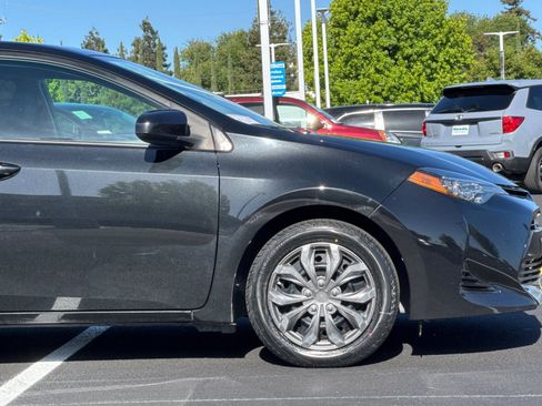 Used 2018 Toyota Corolla LE FWD image 33
