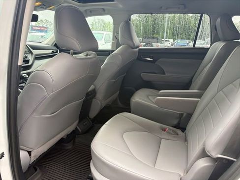 Used 2021 Toyota Highlander XLE AWD/4WD image 16