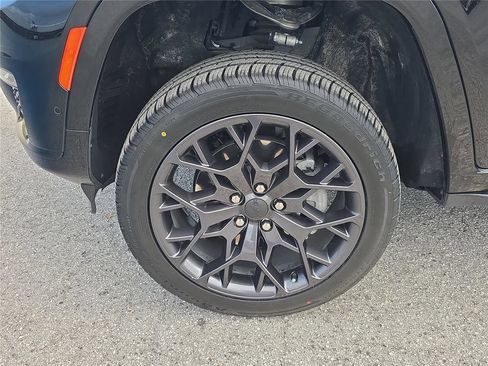 Used 2023 Jeep Grand Cherokee L Summit AWD/4WD image 9