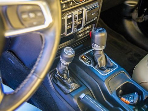 Used 2018 Jeep Wrangler Unlimited Sahara image 31