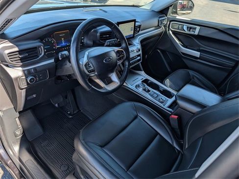 Used 2022 Ford Explorer XLT w/ Equipment Group 202A image 9