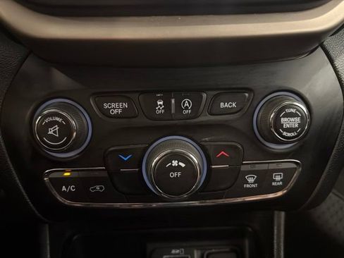 Used 2015 Jeep Cherokee Latitude w/ Cold Weather Group AWD/4WD image 26
