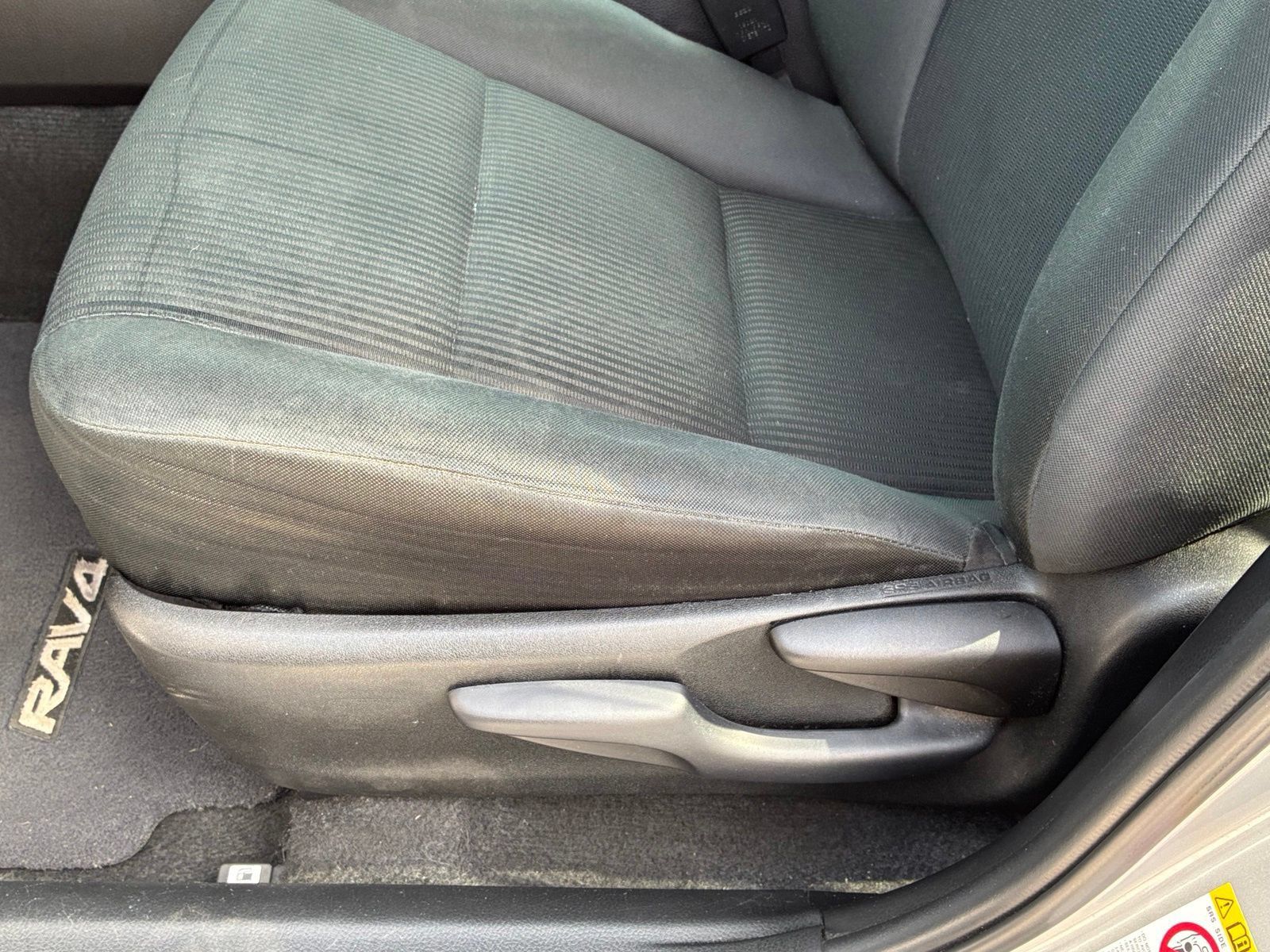 Used 2018 Toyota RAV4 LE FWD image 15