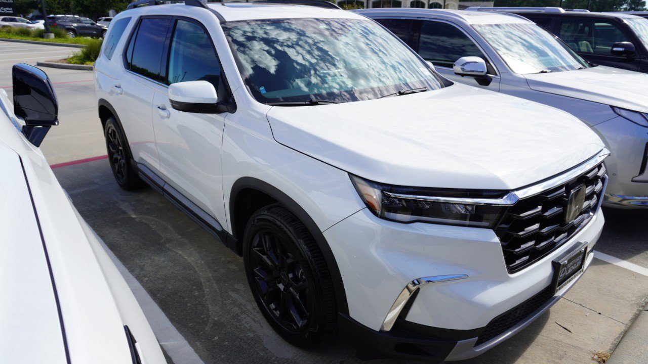 Used 2025 Honda Pilot Touring image 3