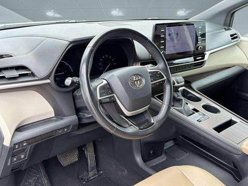 Used 2023 Toyota Sienna XLE FWD image 4