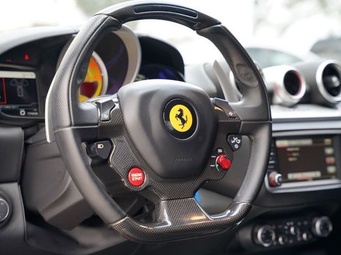Used 2016 Ferrari California T RWD image 14