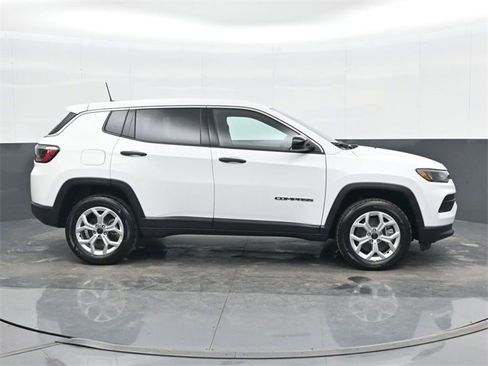 Used 2025 Jeep Compass Sport image 5