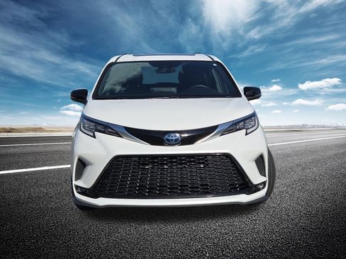 Used 2023 Toyota Sienna XSE FWD image 17