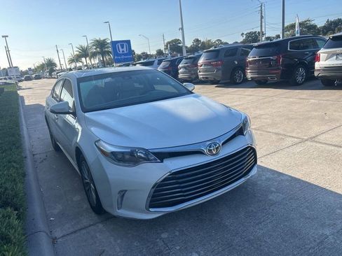 Used 2017 Toyota Avalon Limited image 3