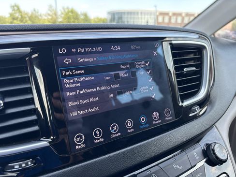 Used 2018 Chrysler Pacifica Touring-L Plus FWD image 20