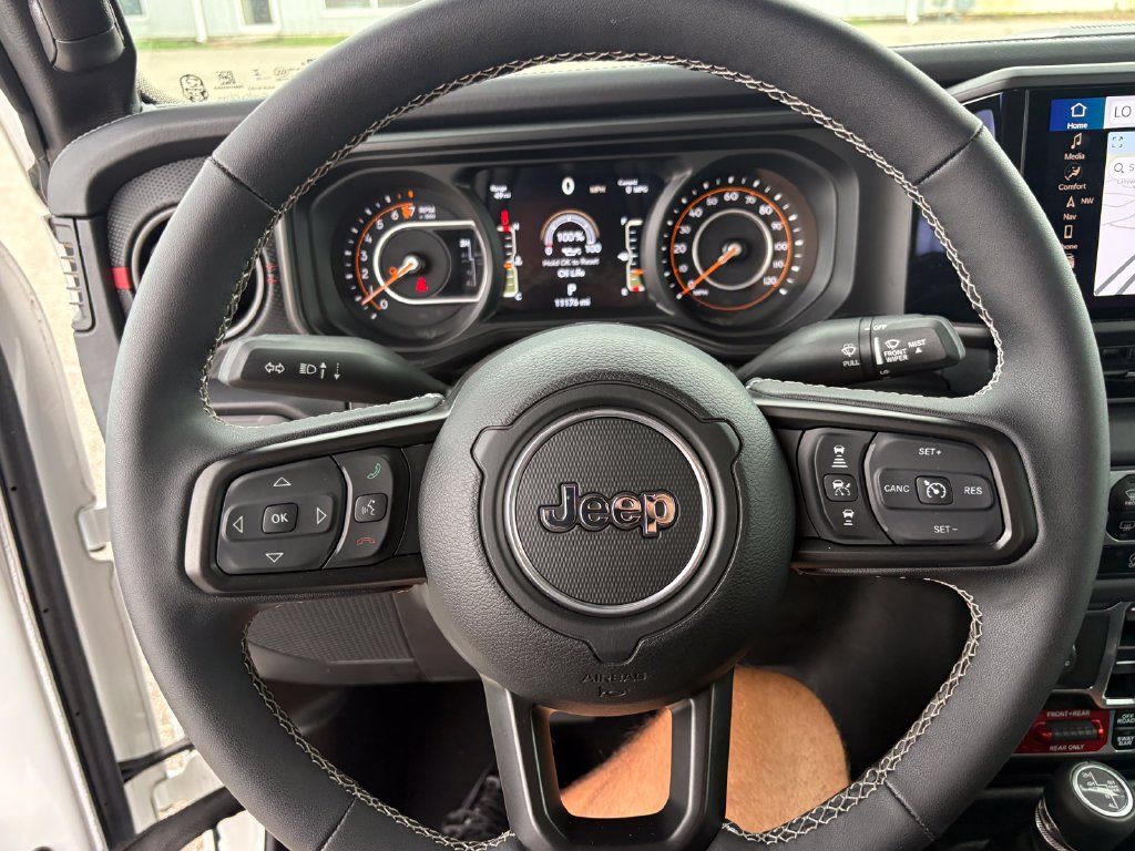 Used 2025 Jeep Gladiator Rubicon AWD/4WD image 13