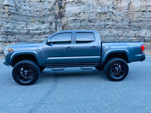 Used 2017 Toyota Tacoma TRD Sport w/ Premium & Technology Package image 5