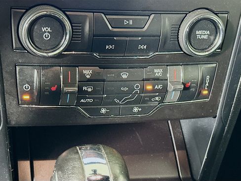 Used 2019 Ford Explorer XLT w/ Equipment Group 202A AWD/4WD image 24