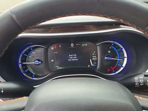 Used 2023 Chrysler Pacifica Pinnacle FWD image 33