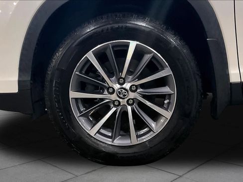 Used 2019 Toyota Highlander XLE AWD/4WD image 11