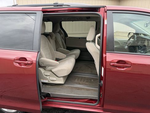 Used 2017 Toyota Sienna LE FWD image 4