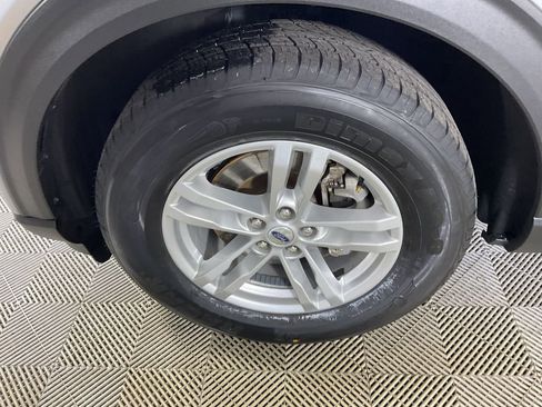 Used 2022 Ford Explorer XLT w/ Equipment Group 202A image 5