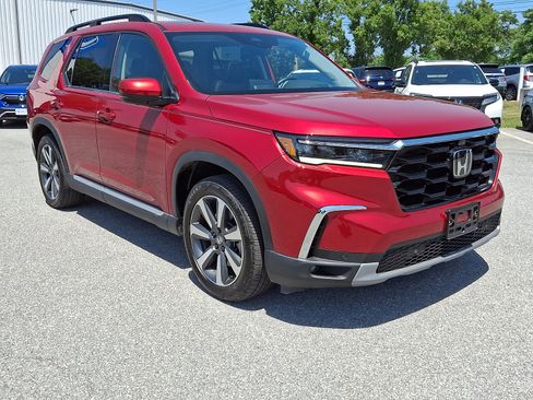 Used 2025 Honda Pilot Elite image 1
