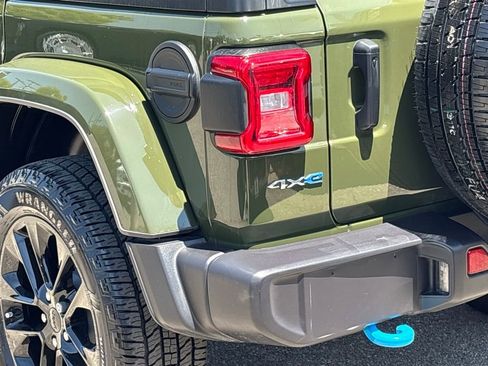 Used 2023 Jeep Wrangler Unlimited Sahara w/ Cold Weather Group AWD/4WD image 6