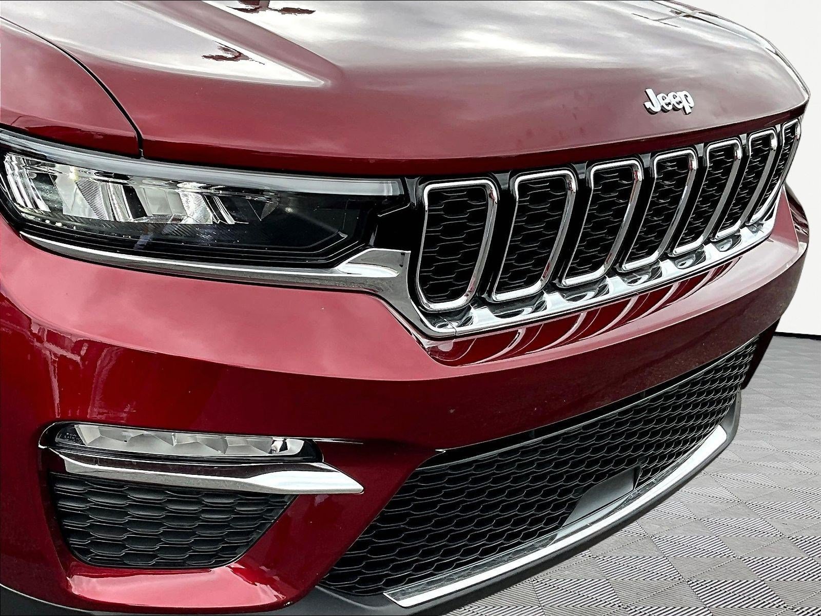 Used 2023 Jeep Grand Cherokee Limited AWD/4WD image 32