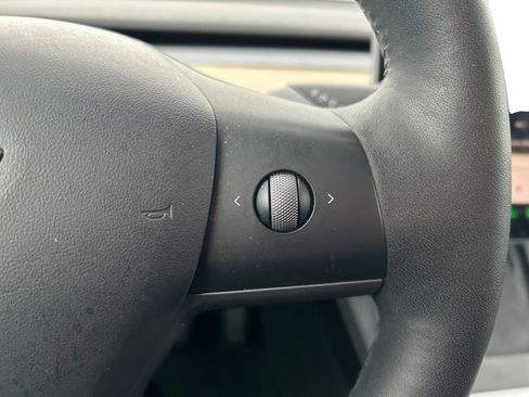 Used 2022 Tesla Model Y Long Range AWD/4WD image 18